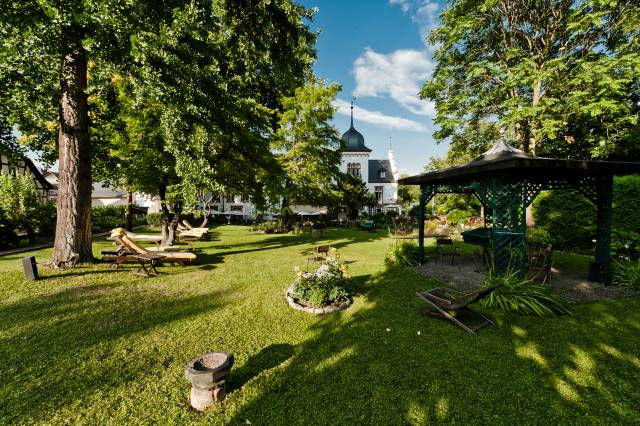 Außenanlage Park mit Blick auf Das Kronenschlösschen