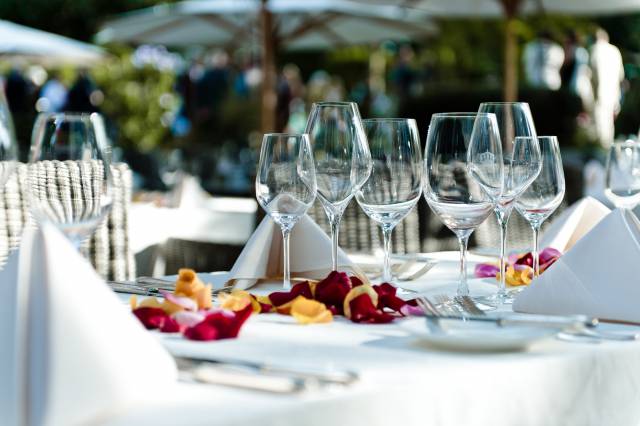 Weingläser auf gedecktem Tisch im Landhotel Das Kronenschlösschen