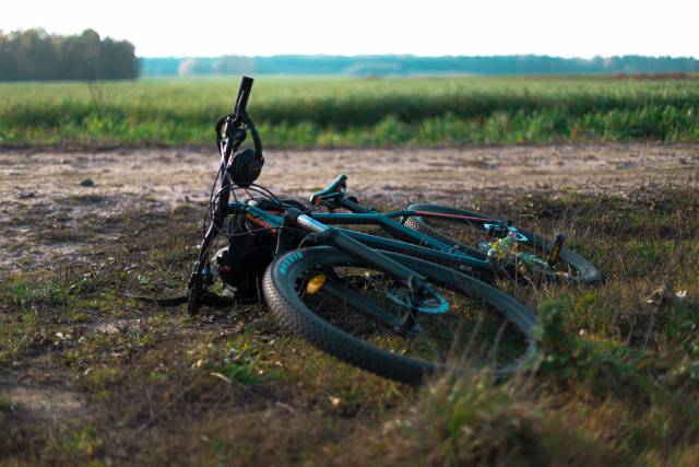 Mountainbike liegt auf Wiese