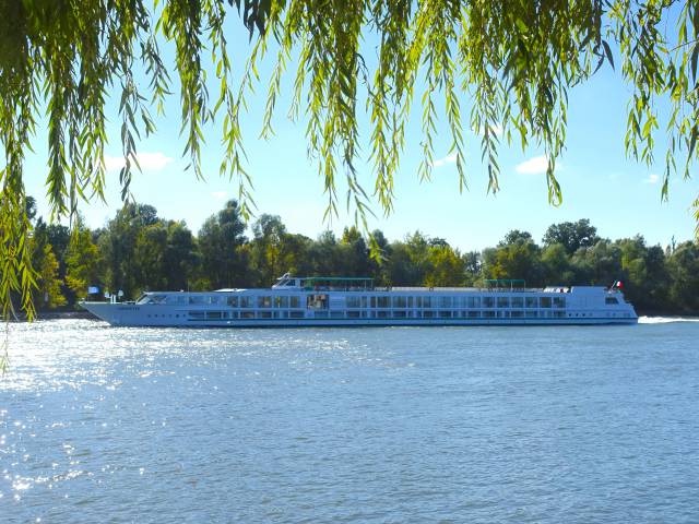 Schiff fährt auf Rhein