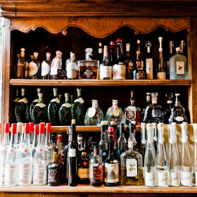 Obstbrände und Schnaps im Regal des Landhotel Das Kronenschlösschen