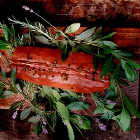 Fisch mit Gewürzen und Kräutern auf Holzbrett