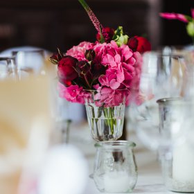 Blumen auf Tisch im Landhotel Das Kronenschlösschen
