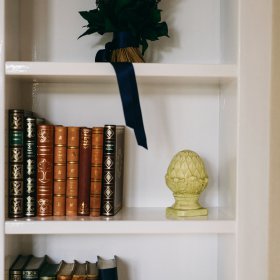 Bücherregal im Zimmer im Das Kronenschlösschen