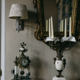 Kerzenständer im Zimmer des Landhotels Das Kronenschlösschen