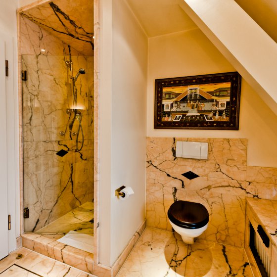 Badezimmer im Zimmer im Das Kronenschlösschen