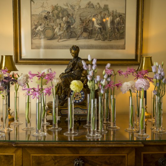 Blumen stehen auf Beistelltisch im Landhotel Das Kronenschlösschen